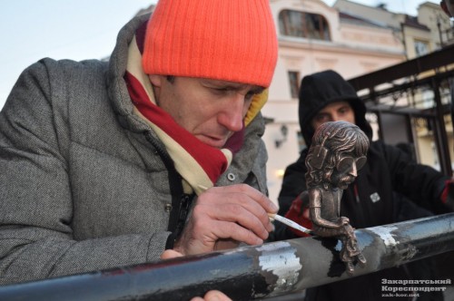 Putting finishing touches to Jon Lord monument in Uzhhorod